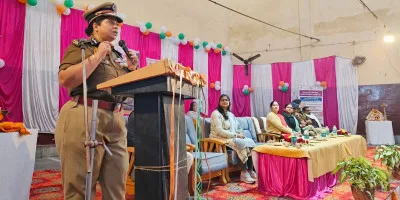 कासगंज: मुसीबत के समय में अपने आपको बेवस न समझें छात्राएं - एडीजी 