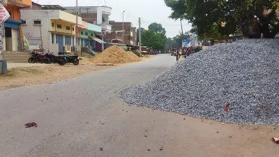 बलिया की सड़कों पर दुर्घटना प्वाइंट बनीं गिट्टी-बालू की दुकानें