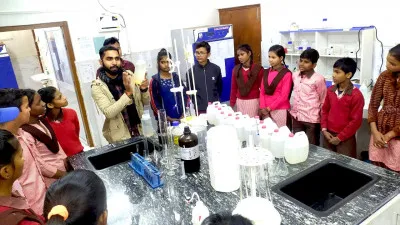 बलिया में BEO और CBNT कोऑर्डिनेटर की मौजूदगी में छात्रों ने समझी पानी की कीमत, लैब में जांची गुणवत्ता