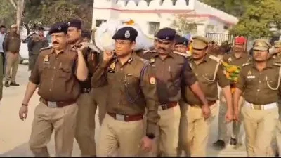 कौशांबी: सड़क दुर्घटना में मृत सिपाही को पुलिसकर्मियों ने दिया कंधा, आईजी और एसपी ने दी श्रद्धांजलि