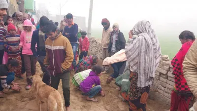 Sambhal News: मिट्टी खुदाई में निकले मुगलकालीन सोने-चांदी के सिक्के, मच गई लूट 