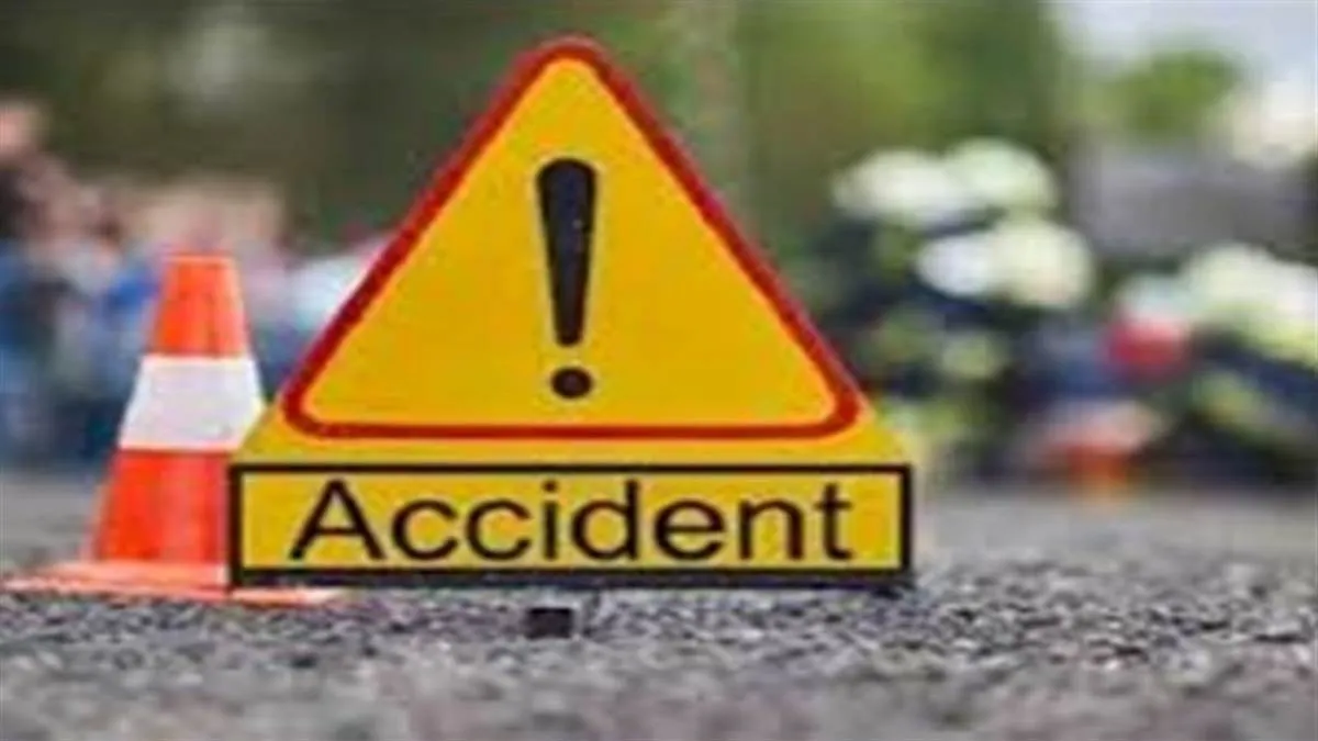 Road Accident in Ballia : डंफर की टक्कर से बाइक सवार तीन युवक घायल 