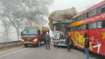 कोहरे में डबल डेकर बस और ट्रक में हुई भिड़ंत, सात यात्री हुए घायल,लखीमपुर मार्ग पर सुबह हुई घटना
