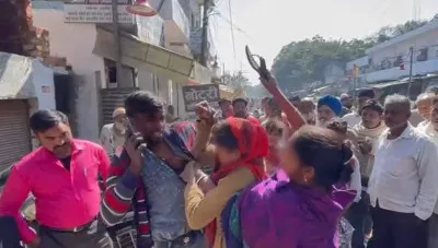 प्रेमी के साथ भागी युवती 'कोर्ट मैरिज' करने पहुंची, मां ने आशिक पर बरसाईं चप्पलें, उतारा प्यार का भूत!