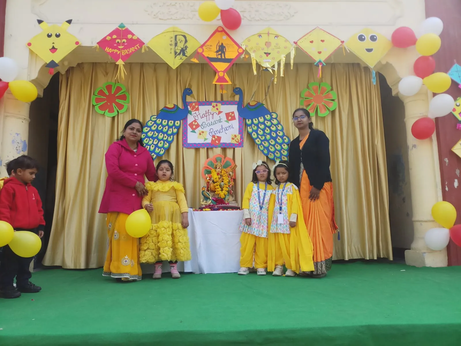 Meerut News: गढ़ रोड स्थित मुरारीपुरम के फ्लोरा डेल्स स्कूल में बसंत उत्सव का आयोजन