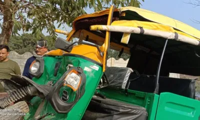 बलिया में भीषण सड़क हादसा, खड़ी स्कूल बस में टकराया टेम्पो, चार घायल।