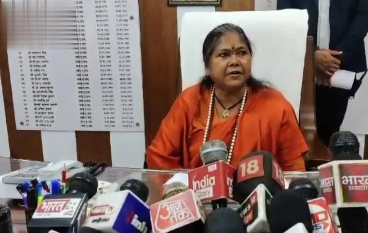 Fatehpur News : अदालत के फैसले को स्वीकार करें ओवैसी, गलत बयानबाजी न करें : साध्वी निरंजन ज्योति
