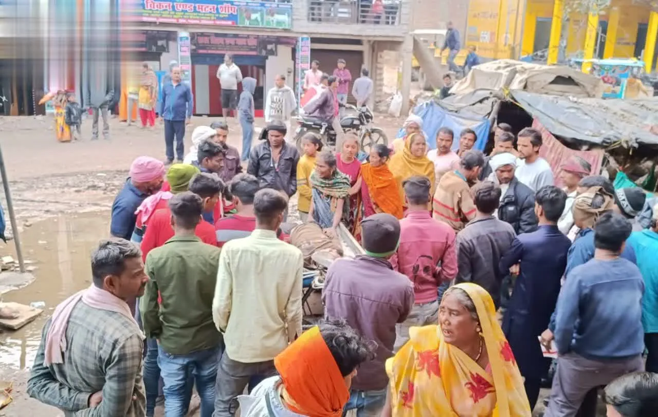 Chandauli News : शराब की दुकान पर युवक की चाकू मारकर हत्या, ग्रामीणों ने आरोपी को पकड़कर पुलिस को सौंपा