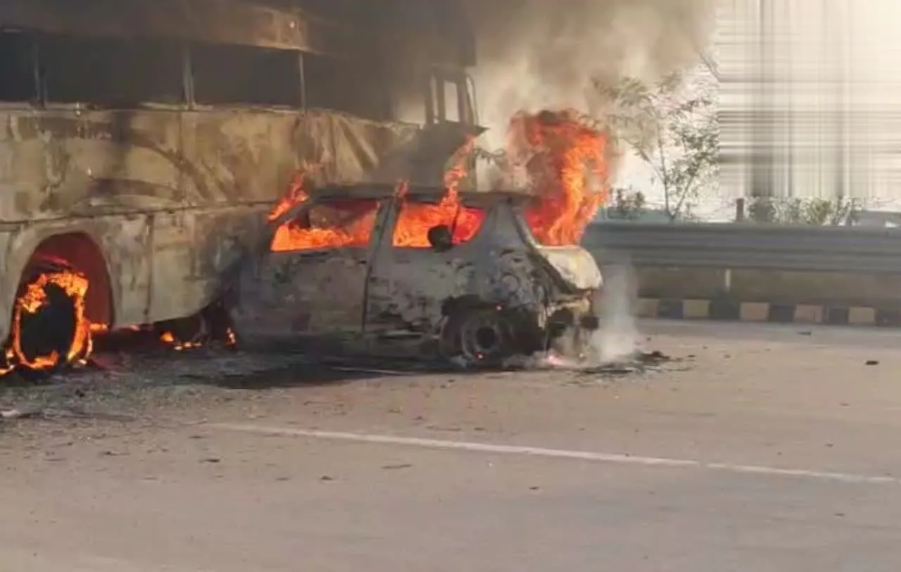 मथुरा में यमुना एक्सप्रेस-वे पर भीषण हादसा : बस से टकराई कार, पांच जिंदा जले, कई वाहन टकराने से बाल बाल बचे