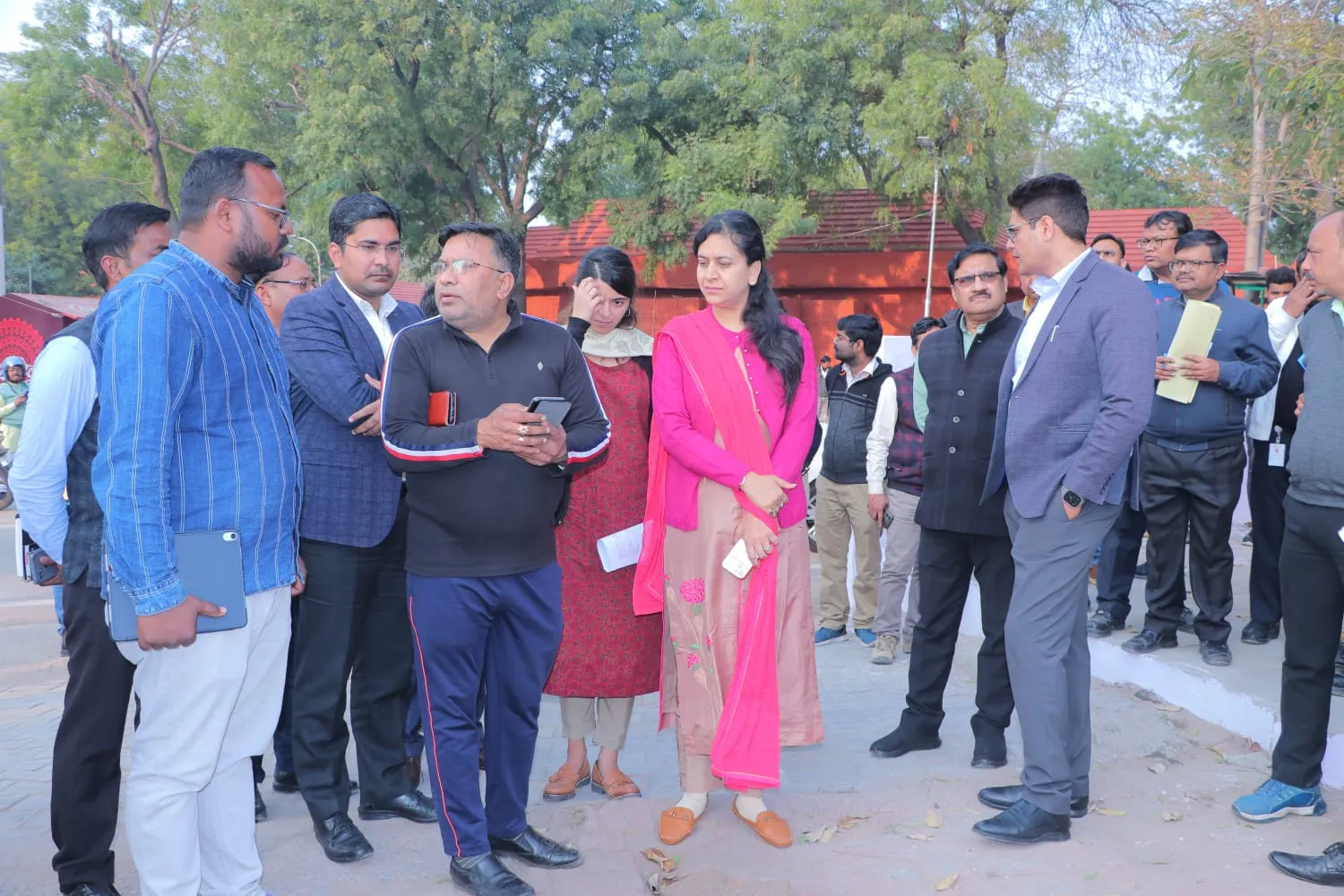 ताज महोत्सव में न रह जाए कोई कसर, मंडलायुक्त रितु माहेश्वरी ने खुद संभाला मोर्चा