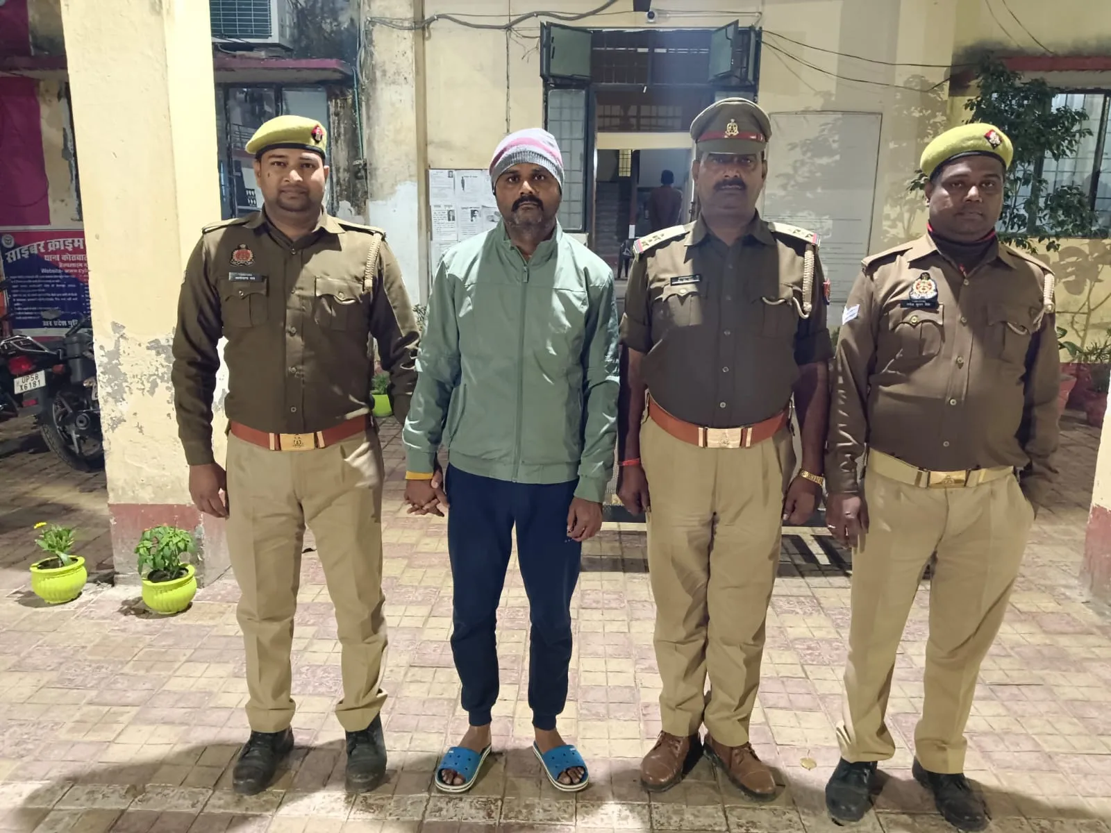 उप्र पुलिस भर्ती परीक्षा से पूर्व एक अभियुक्त को बलिया पुलिस ने दबोचा