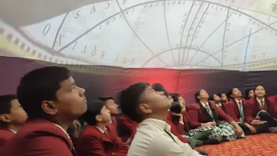 बलिया : राधाकृष्ण एकेडमी अखार की अनोखी पहल, छात्रों को स्कूल में ही दिखाया गया तारामंडल