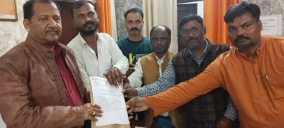 बलिया : बोर्ड परीक्षा ड्यूटी के बकाये पारिश्रमिक की मांग को लेकर शिक्षामित्रों ने DIOS को सौंपा ज्ञापन