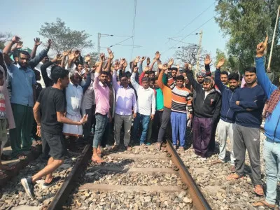 बलिया में रेलवे ट्रैक पार करते समय ट्रेन की चपेट में आने से युवक की मौत
