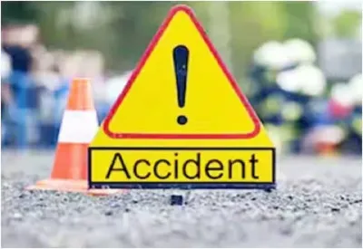 Jalaun Road Accident: बाइक सवार को बचाने में पलटा लोडर, 15 महिलाएं जख्मी