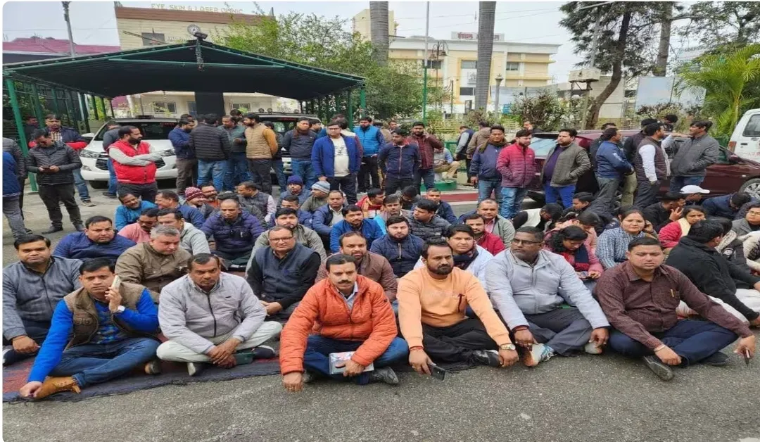 Bareilly News: सांड के हमले से बुजुर्ग की मौत से आक्रोश, अफसरों के एक्शन पर प्रधान सचिव का रिएक्शन, एफआईआर से खफा, विकास भवन में दिया धरना