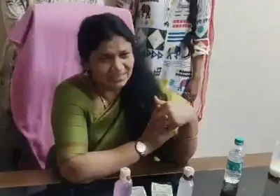 रिश्वत लेते पकड़ी गई महिला अधिकारी... फिर लगी फूट-फूटकर रोने ; देखें Video
