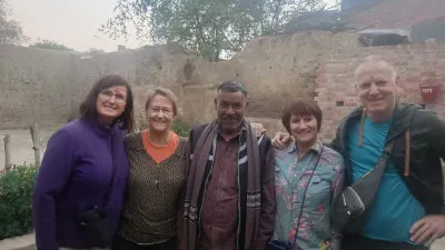 Etawah: ताखा पहुंचे स्पेनिश पर्यटक... गावों का भ्रमण कर जाने रीति रिवाज व भारतीय संस्कृति, खेतों को देख बोले- कितनी अच्छी हरियाली है