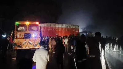 Pratapgarh Road Accident: अनियंत्रित ट्रक की टक्कर से युवक की दर्दनाक मौत, सिपाही समेत दो मरणासन्न