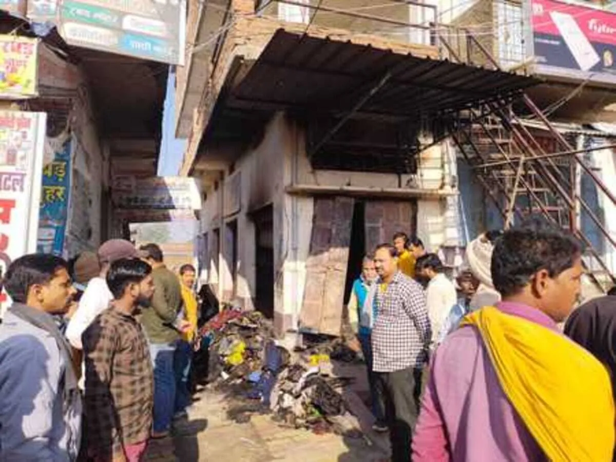 Ballia News : कपड़े की दुकान में लगी भीषण आग, लाखों का नुकसान