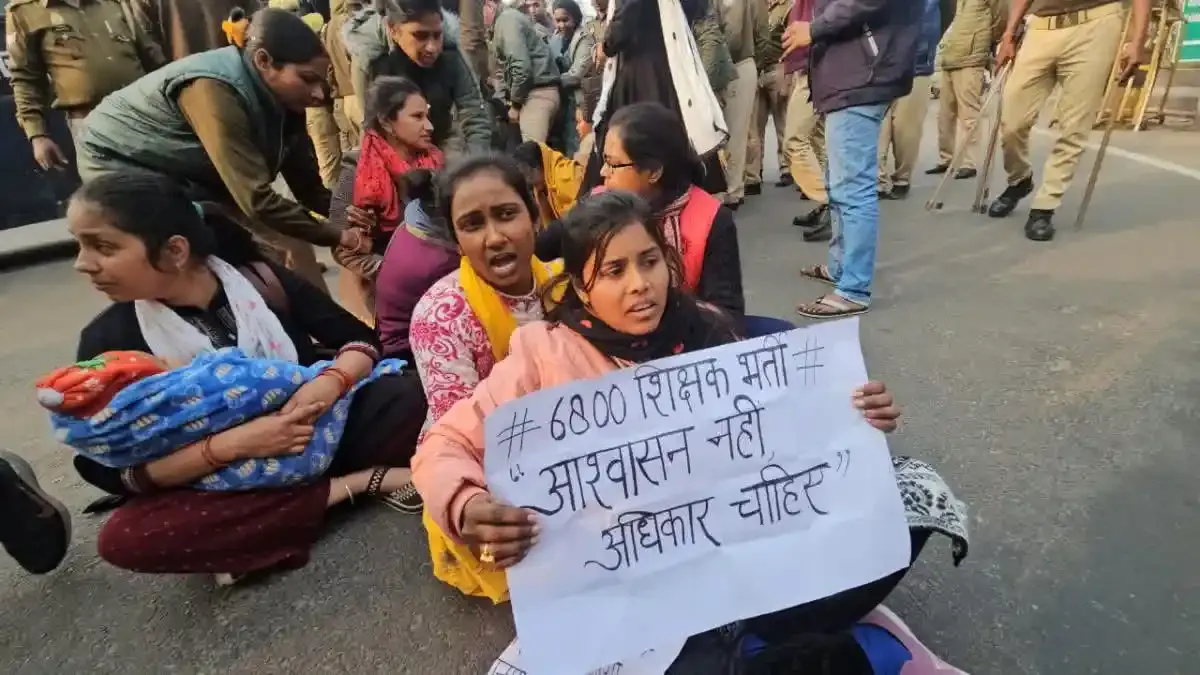 अभ्यर्थियों ने घेरा शिक्षा मंत्री का आवास