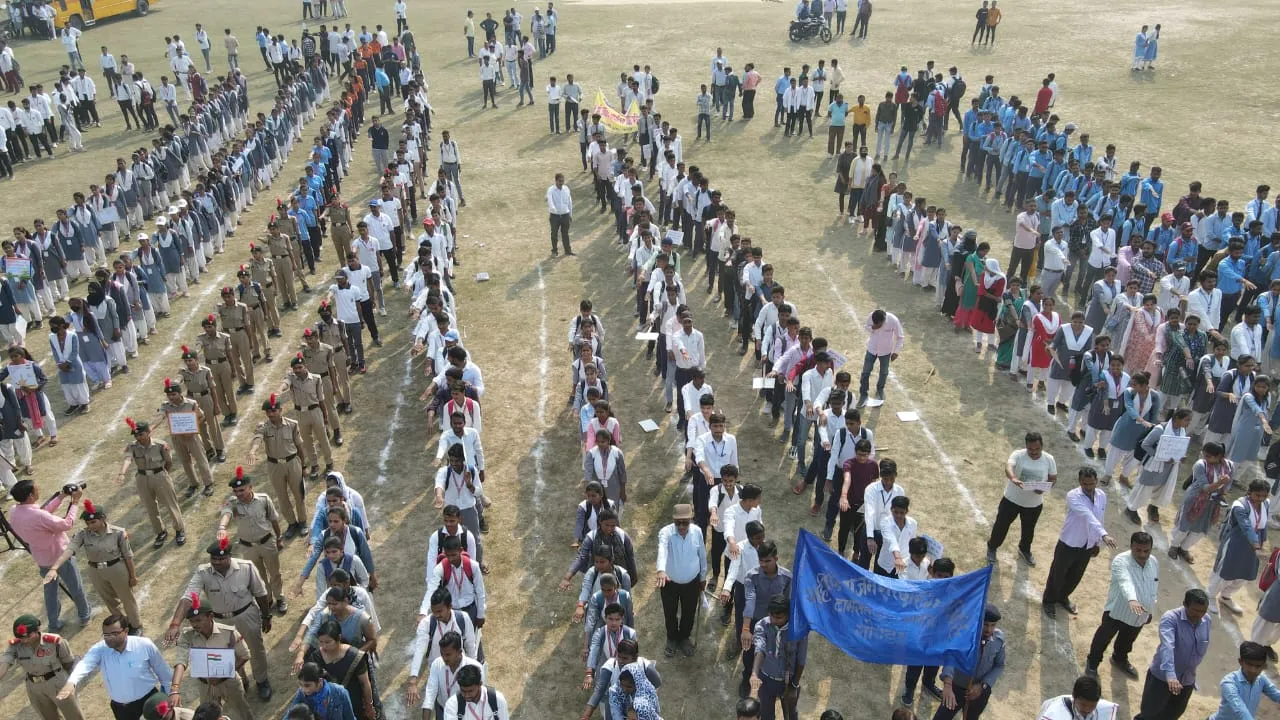 गोंडा: डीएम ने युवा मतदाताओं को दिलाई मतदान करने की शपथ