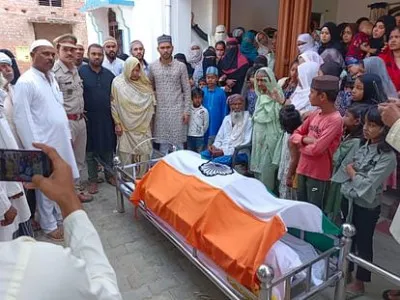 बलिया : तिरंगे में लिपटा घर पहुंचा जवान का शव, नम आंखों से दी गई अंतिम विदाई