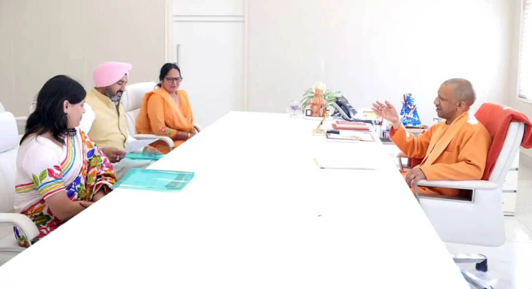 पीलीभीत : CM योगी आदित्यनाथ से नगर पालिका अध्यक्ष डॉक्टर आस्था ने की मुलाकात