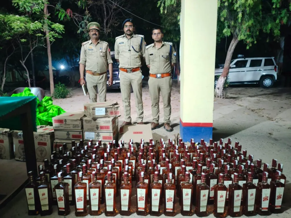 Ballia News: पिकअप से 30 पेटी अवैध अंग्रेजी शराब बरामद