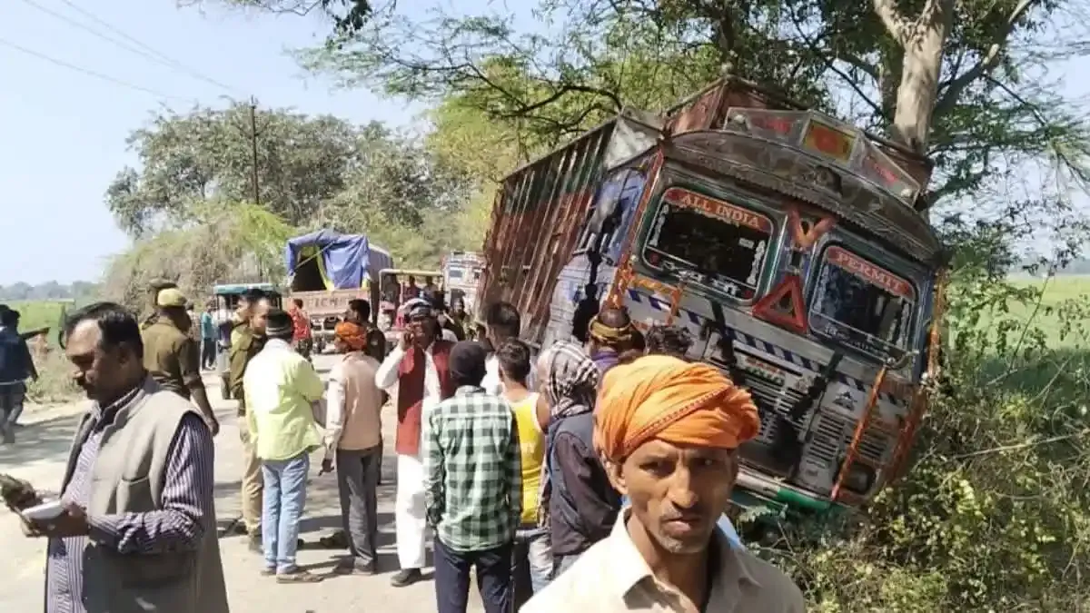 Ballia Road Accident : बलिया में भीषण दुर्घटना, दो परीक्षार्थियों की मौत, जेसीबी से निकालना पड़ा ट्रक में फंसा शव, दो रेफर
