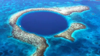 समुद्र के अंदर एक बहुत बड़ा छेद 