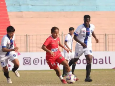 2 महिला फुटबॉलरों से मारपीट 