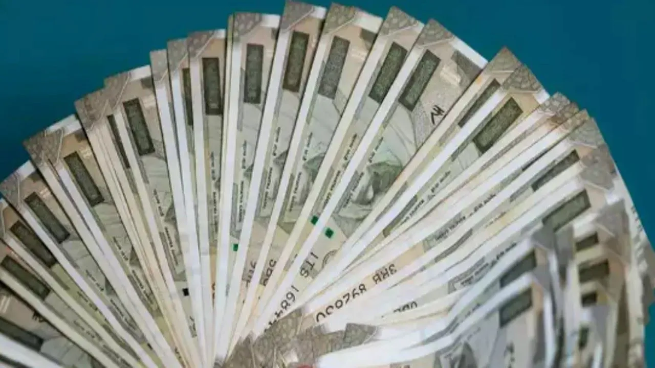 शाहजहांपुर: दबंग ईट भट्ठा मालिक को डंडा लेकर मारने के लिए दौड़ाया