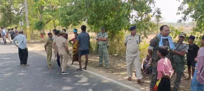 पिकअप और मोटरसाइकिल की आमने-सामने टक्कर, महिला की मौत, दो घायल