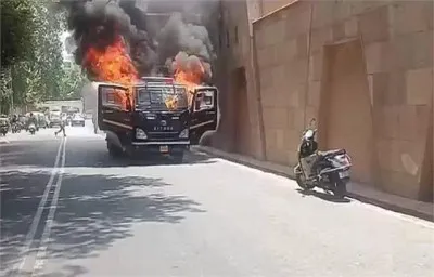 UP Police Van Fire: महिला कैदी और अधिकारी अपनी जान बचाने के लिए जलती हुई जेल परिवहन से बाहर कूद गईं।