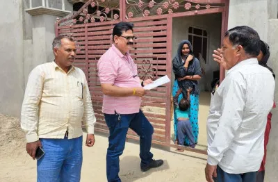 बस्ती: शतप्रतिशत नामांकन के लिए डोर टू डोर संपर्क कर रहे हैं गुरुजन