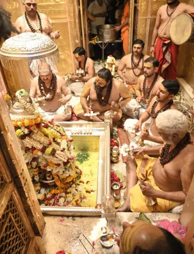 श्री काशी विश्वनाथ मंदिर के गर्भगृह में तैनात पुलिस कर्मी धोती और अंगवस्त्र पहनेंगे