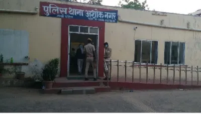 15 लाख रुपये लूटने के लिए दो महिलाओं को असलहे से धमकाया गया।