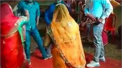 डीजे पर डांस कर रही दूल्हे की बुआ की अचानक मौत हो गई.