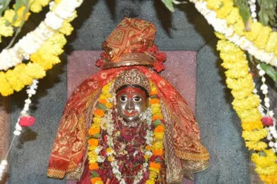 चैत्र नवरात्र: दूसरे दिन ज्येष्ठा गौरी, ब्रम्हचारिणी देवी के दरबार में श्रद्धालु उमड़े