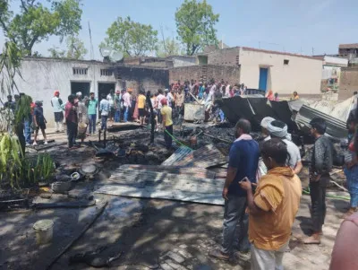 बलिया में आग का तांडव : तीन परिवारों का आशियाना राख, टेम्पो के साथ जिन्दा जले तीन बेजुबान