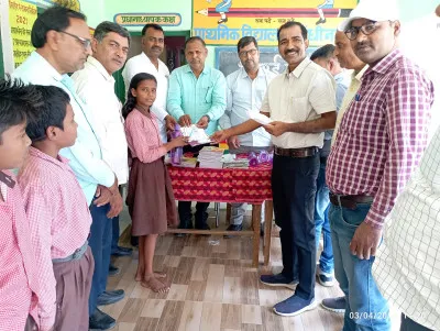 बलिया : साल भर की मेहनत का फल लेकर भावुक माहौल में विदा हुए 5वीं के छात्र