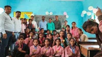 बलिया : भावुक माहौल में विदा हुए 5वीं और 8वीं के बच्चे, चार शिक्षक भी सम्मानित