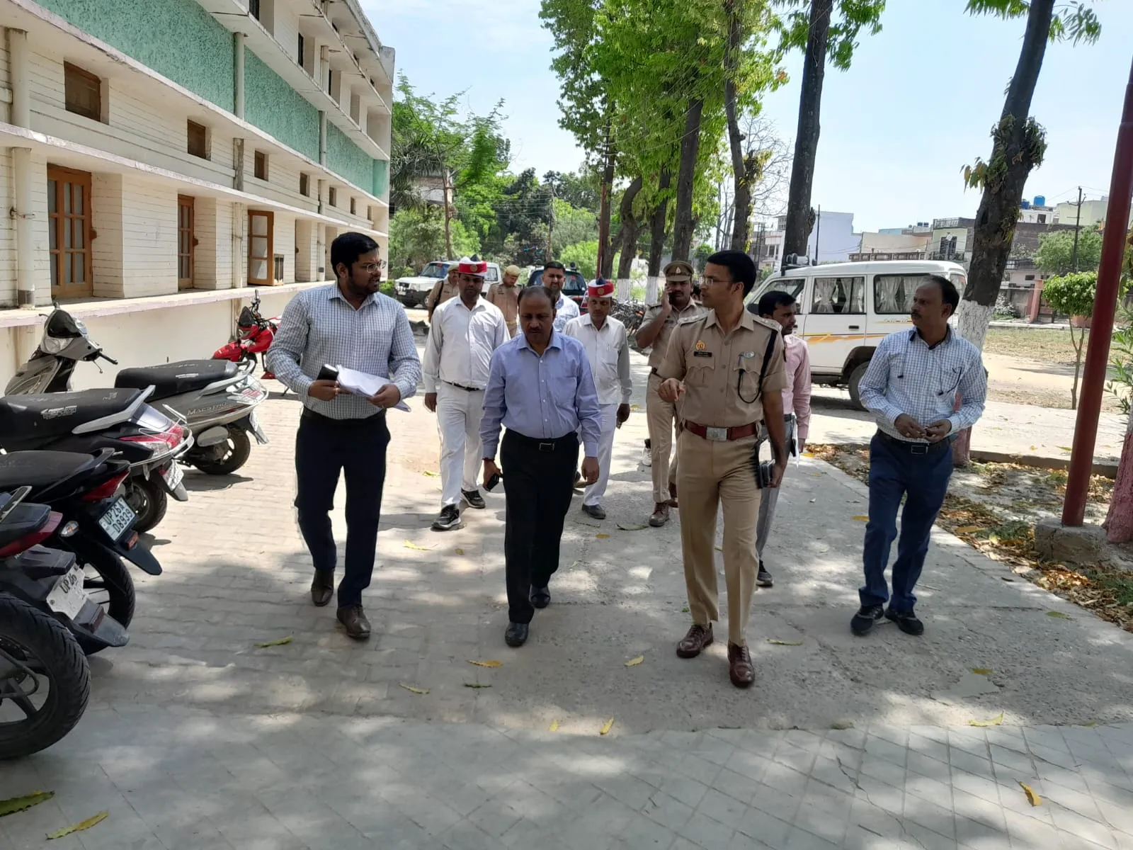 पीलीभीत:  जिला निर्वाचन अधिकारी व पुलिस अधीक्षक ने बूथ स्थल का किया निरीक्षण