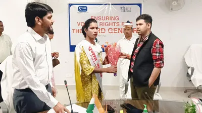 मतदाता जागरूकता के अंतर्गत ट्रांसजेंडर समुदाय के लोगों के साथ जिलाधिकारी ने की बैठक 