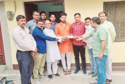 Ballia News: दिवंगत Teacher के परिजनों को सहयोग राशि सौंपते हुए शिक्षकों ने दिलाया यह भरोसा