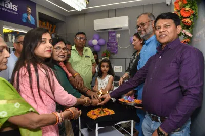 छोटे शहर में हाईटेक सुविधा : मऊ में नेचुरल्स सैलून के साथ खुला सुपर 99 का भव्य शोरूम 