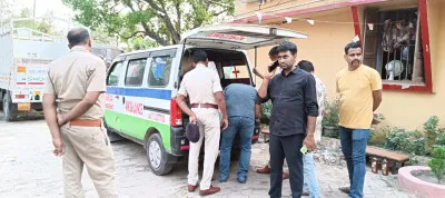 मऊ से बलिया के रास्ते बिहार जा रही थी एम्बुलेंस, सीट बाक्स खुलते ही दंग रह पुलिस