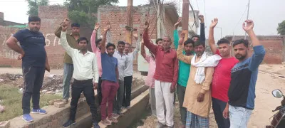 सड़क में घटिया सामग्री लगाए जाने पर भड़के मोहल्ले के लोग