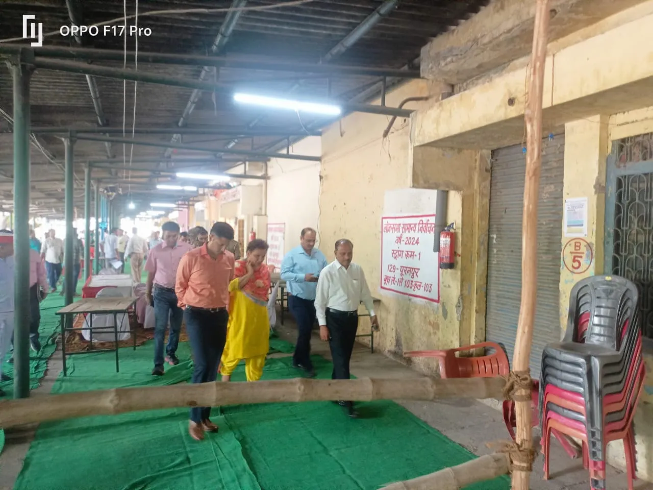 पीलीभीत:  स्ट्रांगरूम की सुरक्षा के साथ पोलिंग पार्टियो की रवानगी स्थल का निरीक्षण 